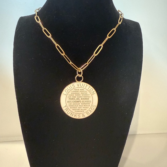 Louis Vuitton Gold Trunks & Bags Pendant - Picture 2 of 11